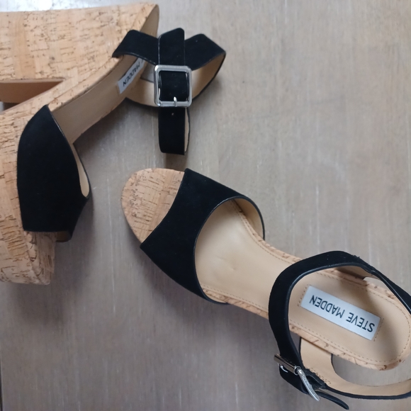 Steve Madden "JESS" Black and Tan Platform Sandals - Picture 2 of 3